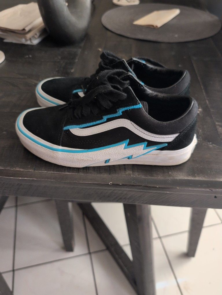 Girls Vans Size 6 And 1/2 Fair Condition