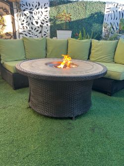Beautiful fire pit in good condition. Tank not included