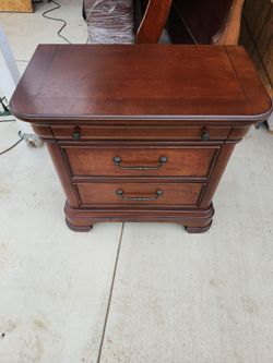 2 wood bedroom night stands