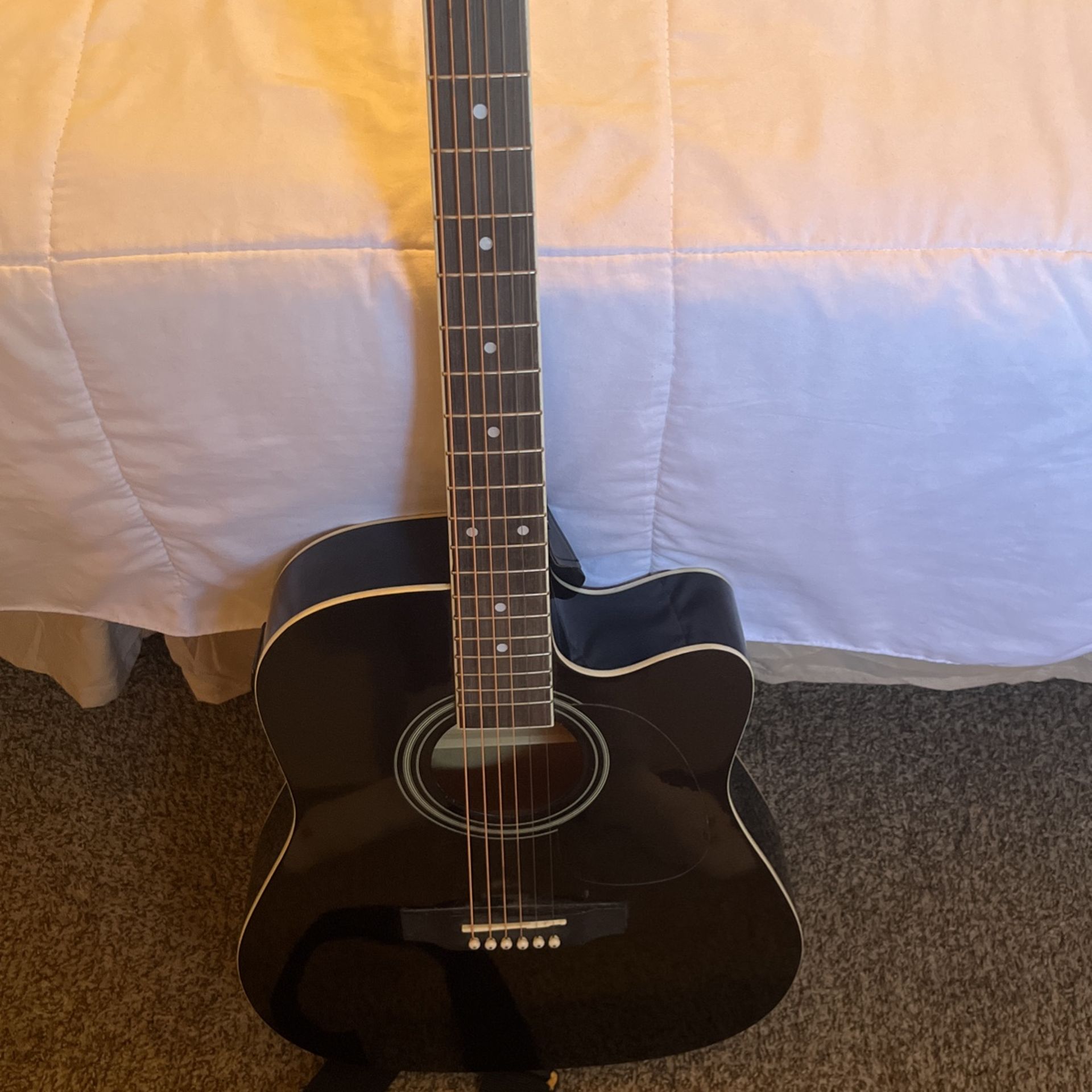 Acoustic Guitar With Plug For Speakers 