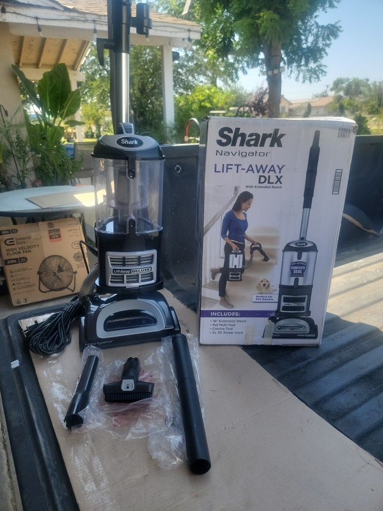 SHARK NAVIGAGATOR LIFT-AWAY DLX BAGLESS CORDED HEPA PORTABLE UPRIGHT VACUUM CLEANER FOR MULT-SURFACE, PET, HAIR, CARS , IN BLACK