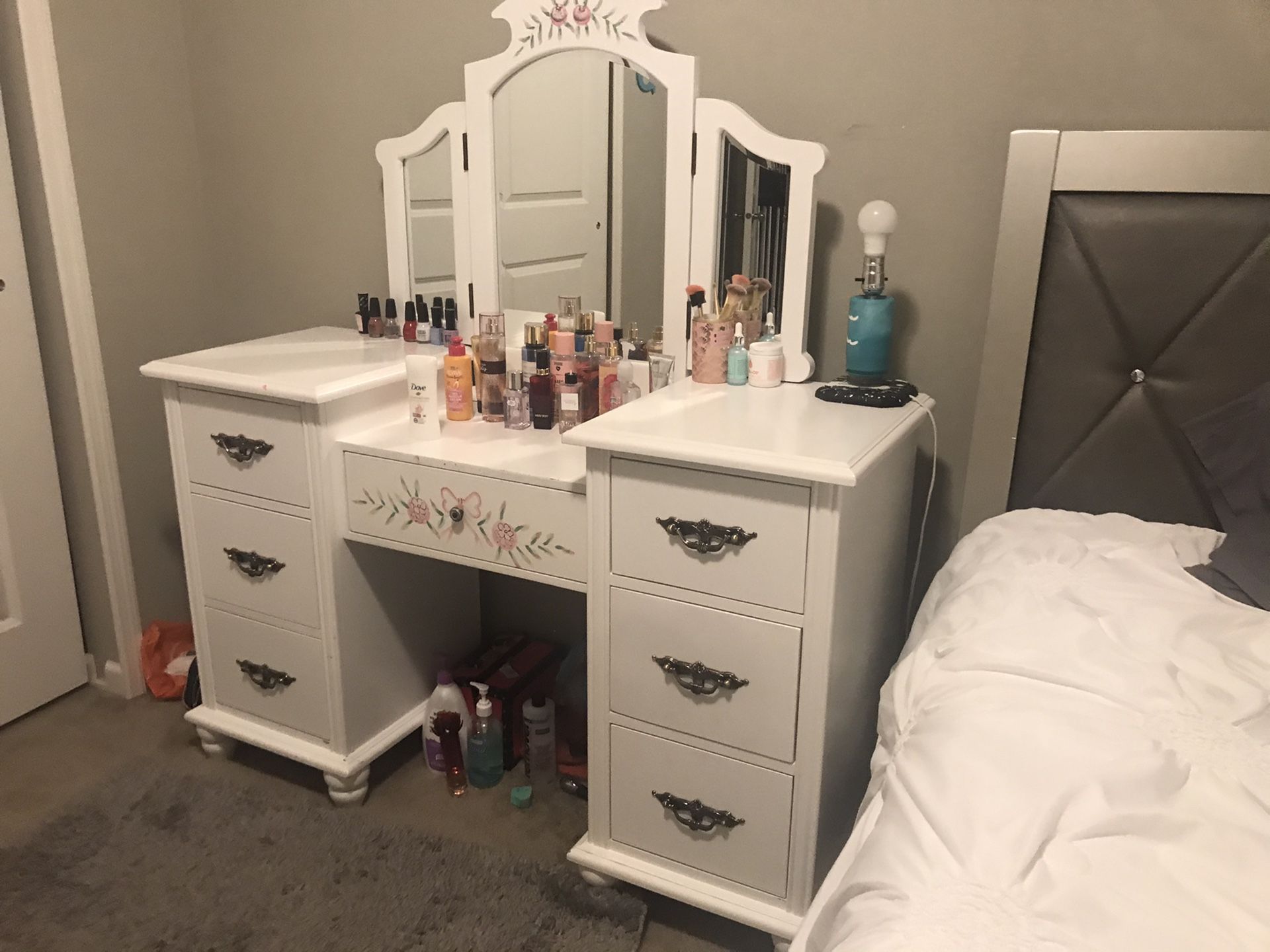 Makeup vanity