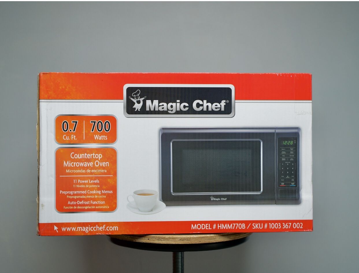 Magic Chef 700 Watt Digital Counter Top Modern Microwave Oven