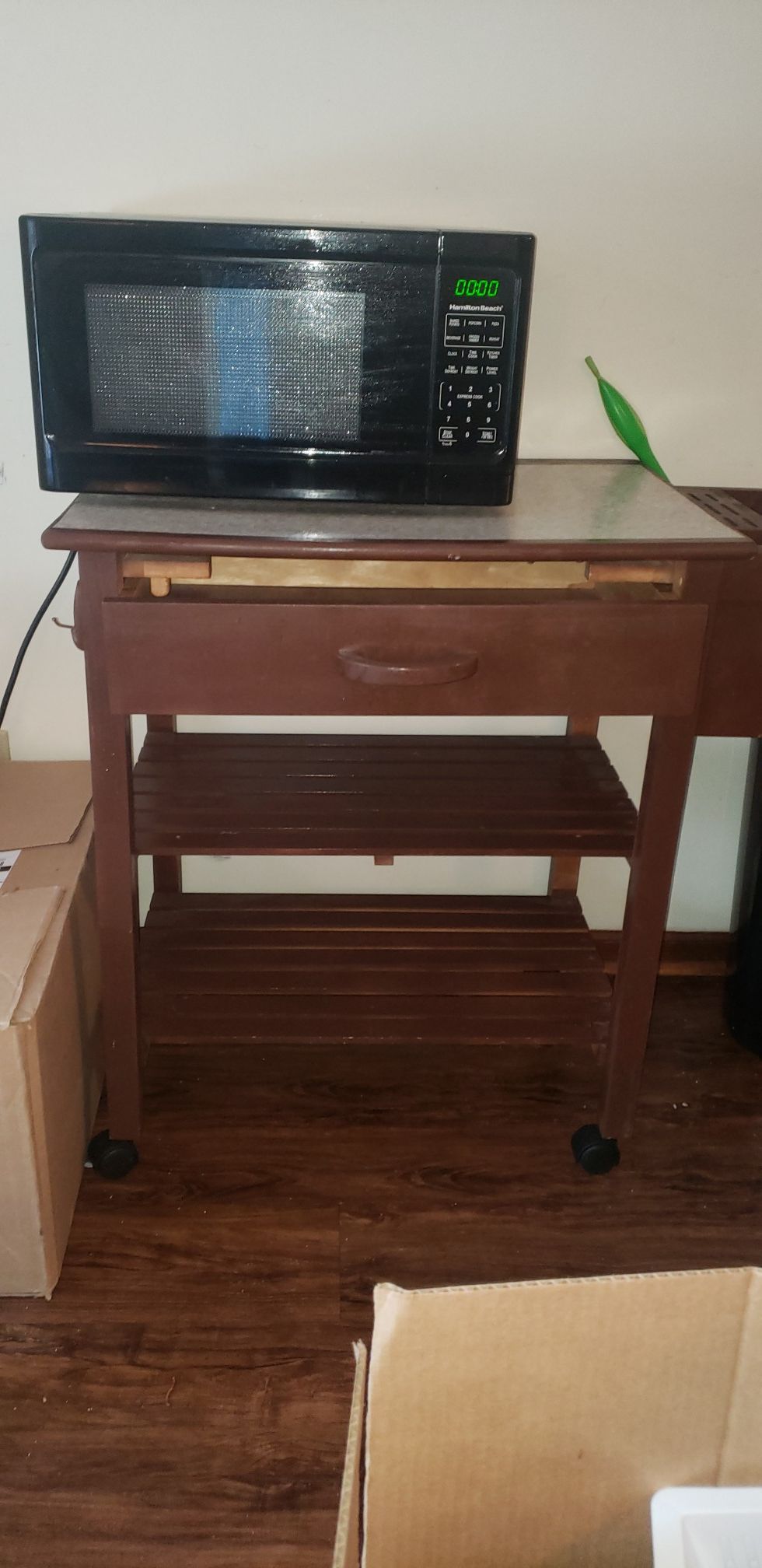 Microwave w/kitchen stand