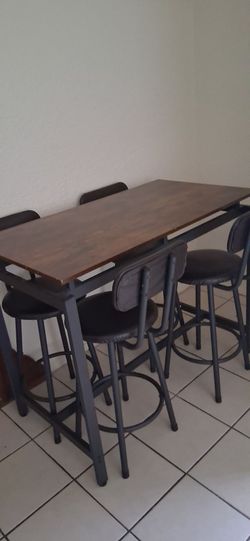 SMALL TABLE WITH 4 CHAIRS.