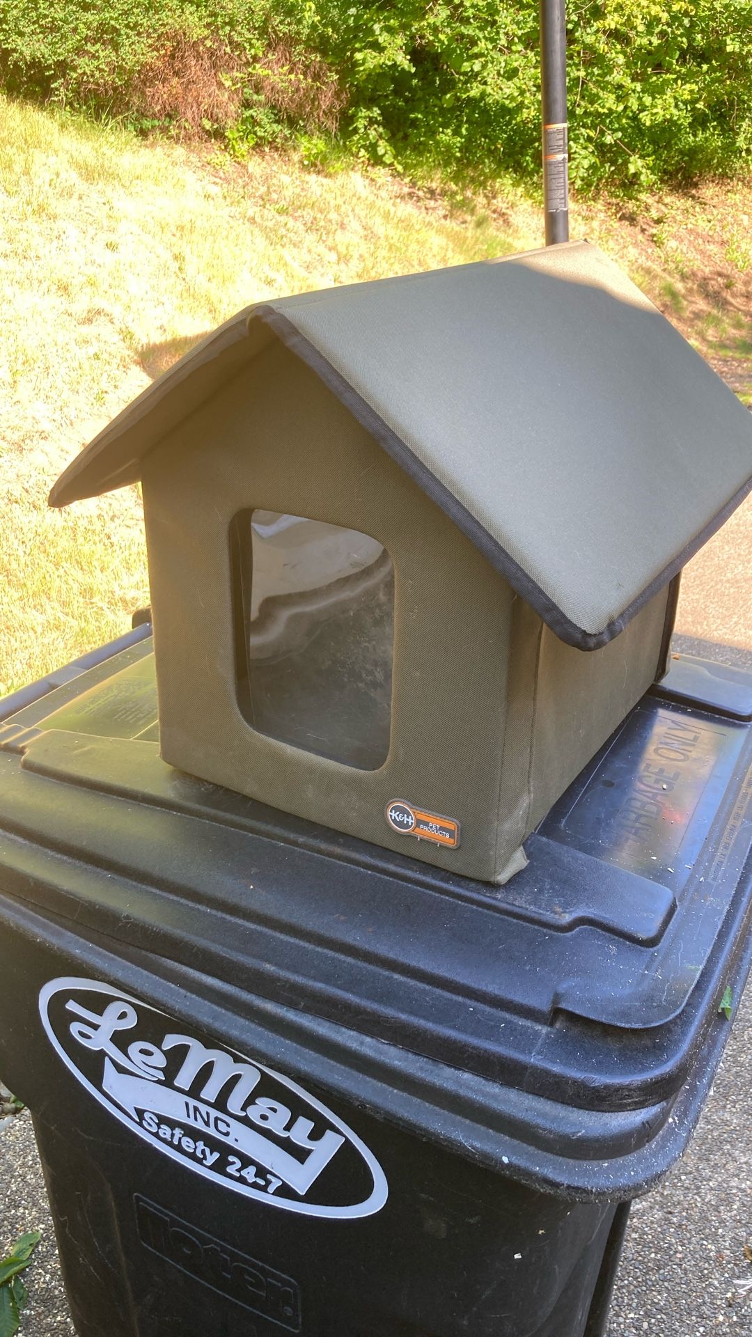 K&H Thermo Outdoor Kitty House. Unheated