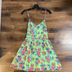 Brand new Woman’s Hollister brand Green Floral Dress Up For Sale 