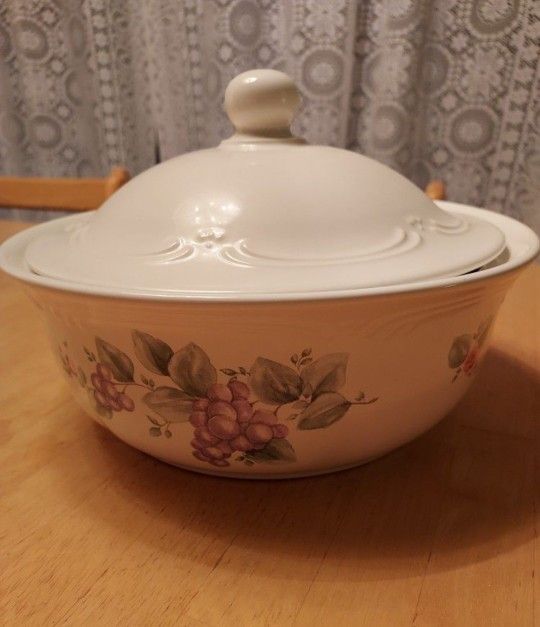 Vintage Stoneware Pfaltzgraff Grapevine 2Qt Round Casserole Dish with Lid