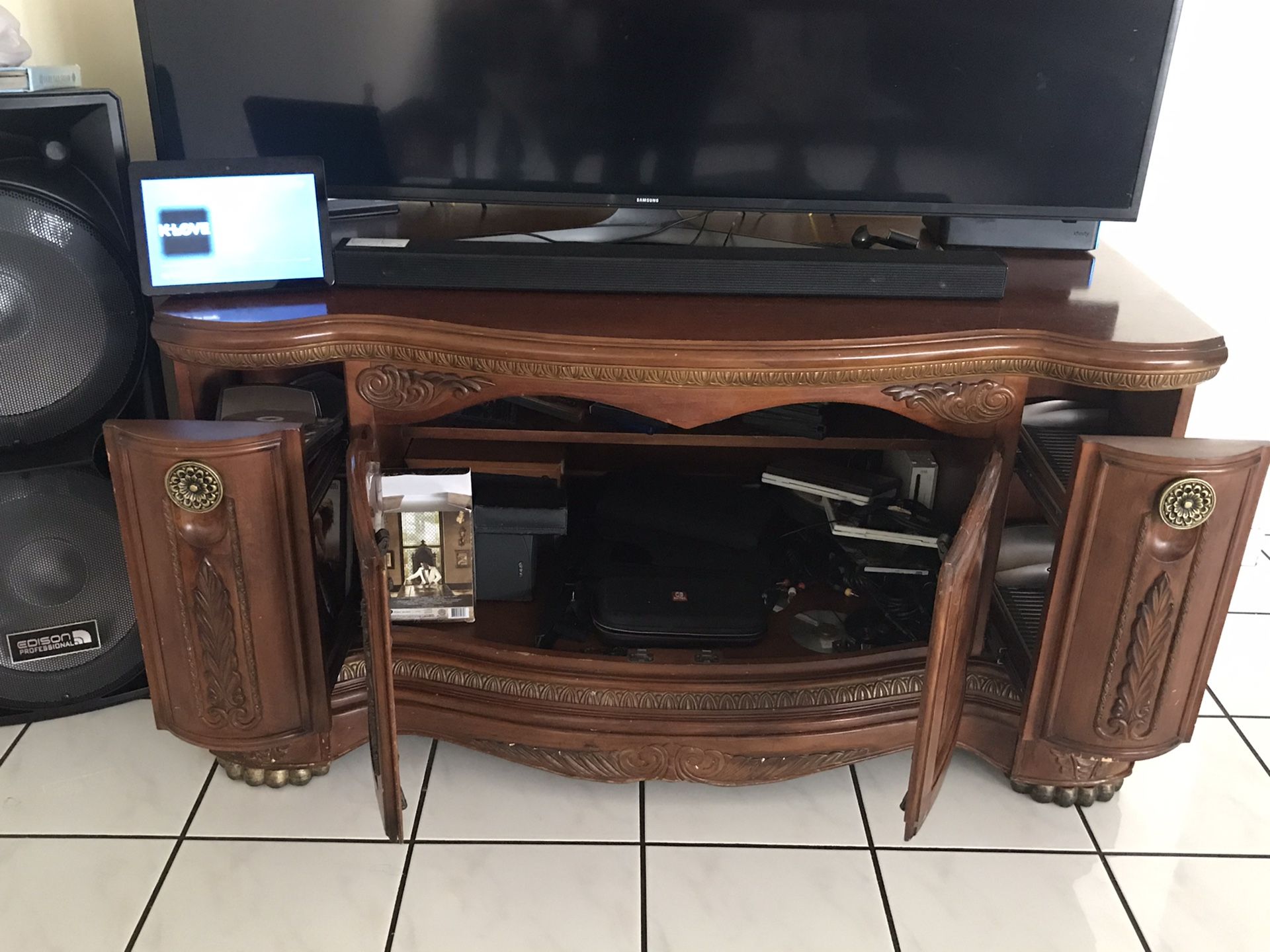 Beautiful TV console from El Dorado and Dining table only Very well taken care off!