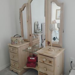 Girl's Vanity 