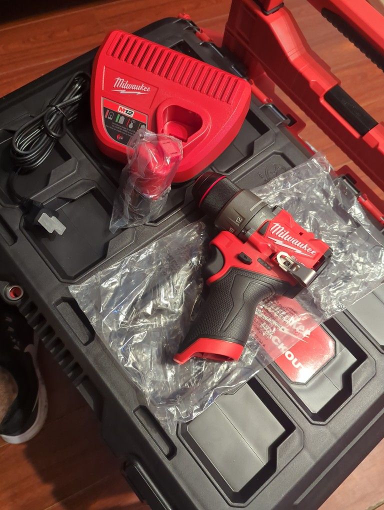 Milwaukee M12 Hammer Drill Kit 