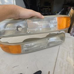 99-06 Chevy/GMC Silverado Tahoe Suburban Yukon Ect Headlight Blinker Assembly