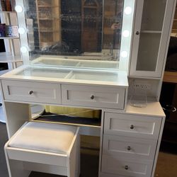 43" W Vanity Desk with Mirror & 11 Lights,Modern Makeup Desk with 5 Drawers & Cushioned Stool,3 Lighting Modes Brightness Adjustable,Power Outlet,Dres