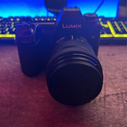 Panasonic LUMIX S1 Camera With Lense 