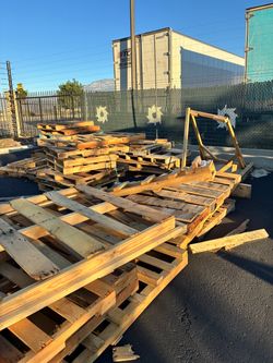 Free pallets Fontana