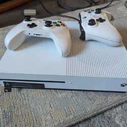 Xbox One + 2 Wireless Controllers 