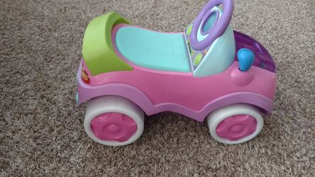 Camioneta para niña casi nueva