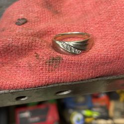 10k White Gold  5 Diamond Men’s Ring