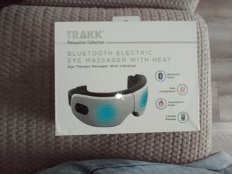 Eye massager with heat