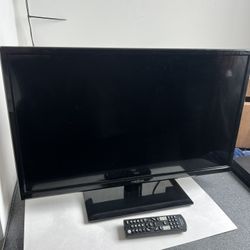 Insignia 32-Inch LED HDTV with Remote