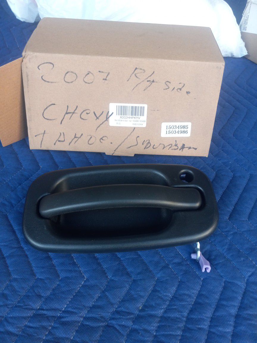 Chevy Tahoe Or Suburban Right Front Door Handle With Key Hole As New Only 1 Available 