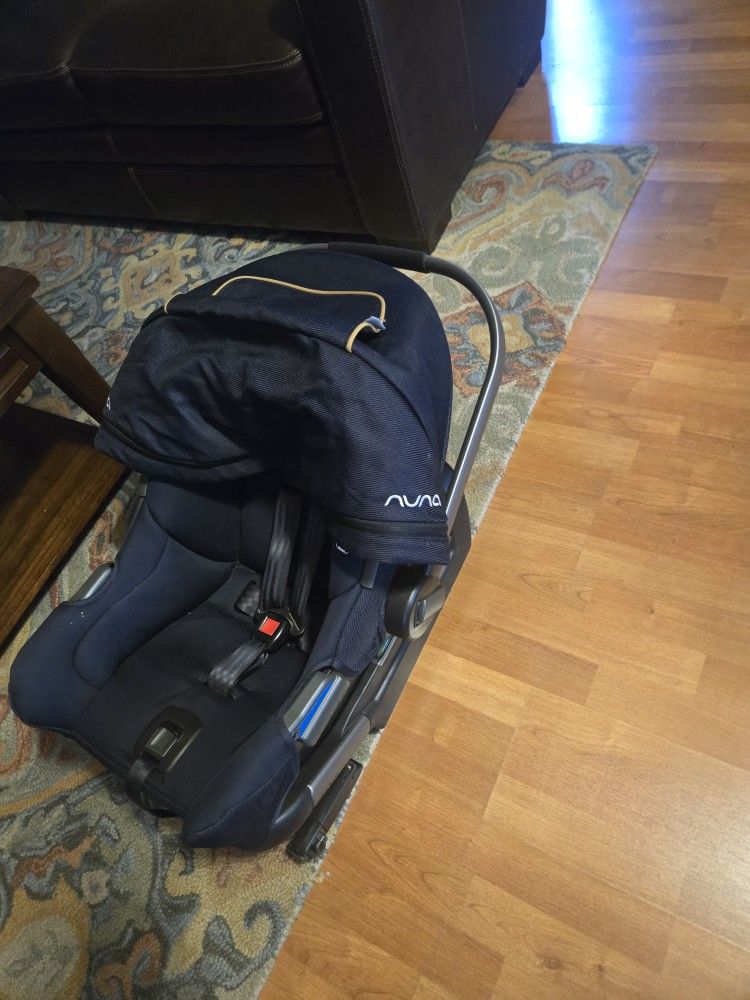 Nuna Infant Car Seat With Base