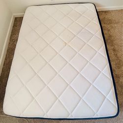 Full Size Mattress with Navy Border