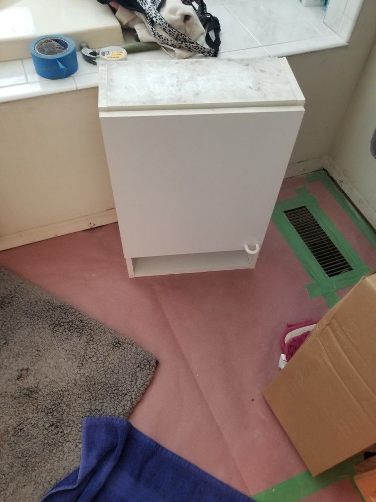 Great Condition Used Medicine cabinet Dont Need