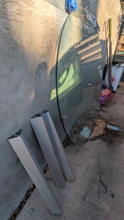 Free dining table