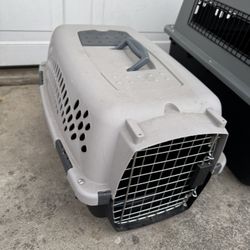 Plastic Pet Carrier with 1 Door  Size: Small (6.75" H x 15.2" W x 23.11" D)