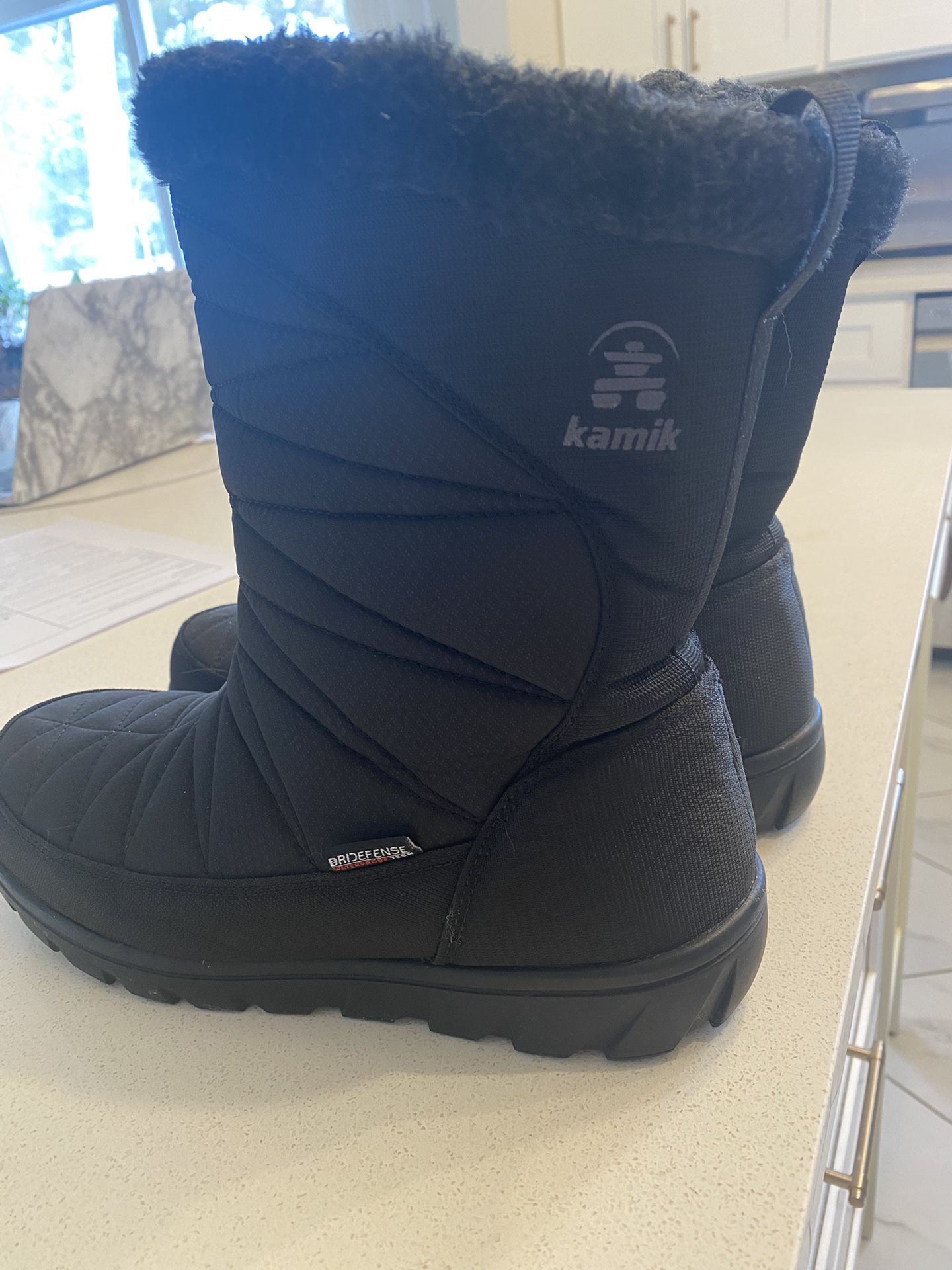 Women’s Kamik snow boots (Size 9)