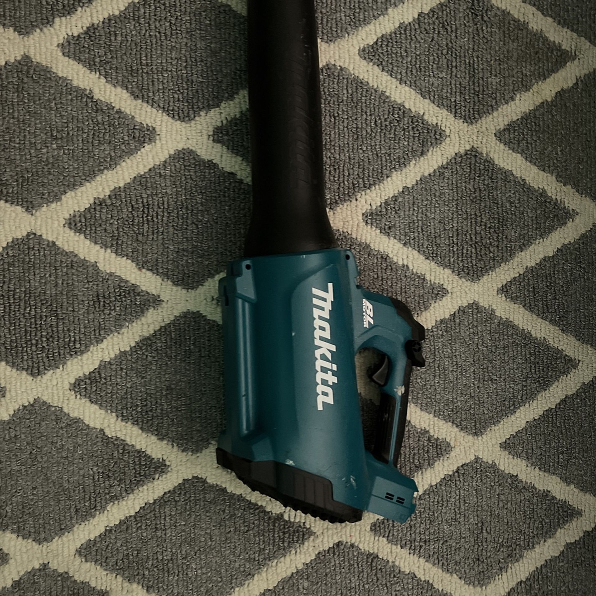 Brushless Makita 18v  Leaf Blower 80$ Used A Few Times Only Baterie Not Included  