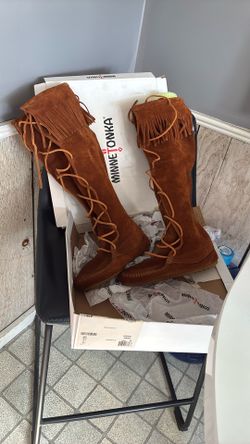 Minnetonka Women’s Leather Moccasin Boots Size 6