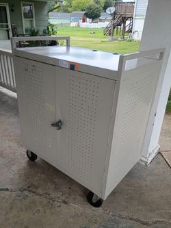 Bretford 30 unit laptop/tablet computer storage cart