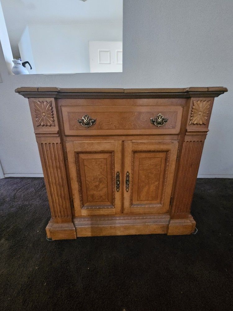 Vintage expannable bar table.
