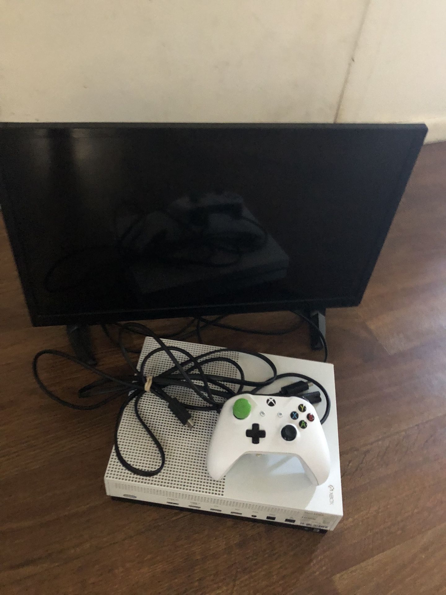 Insignia 32-inch Smart tv with fire stick XBOX One S with controller (white) 500gb