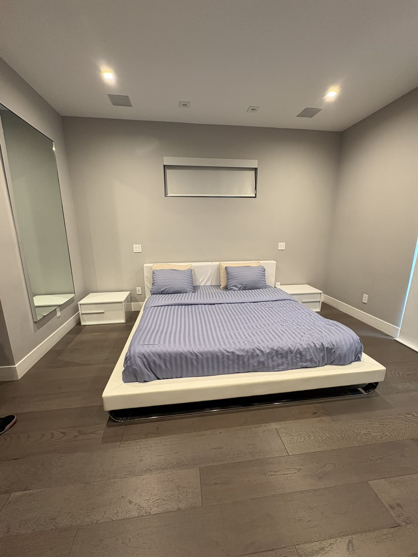 King platfrom white bed+2 Dressers+Mattress