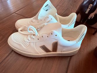 Veja Women's White and Gold Sz. 8