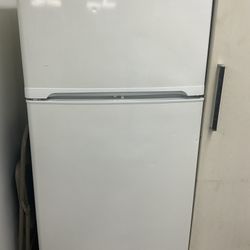 Lg White Refrigerator! Like new! 30-Day Warranty! 