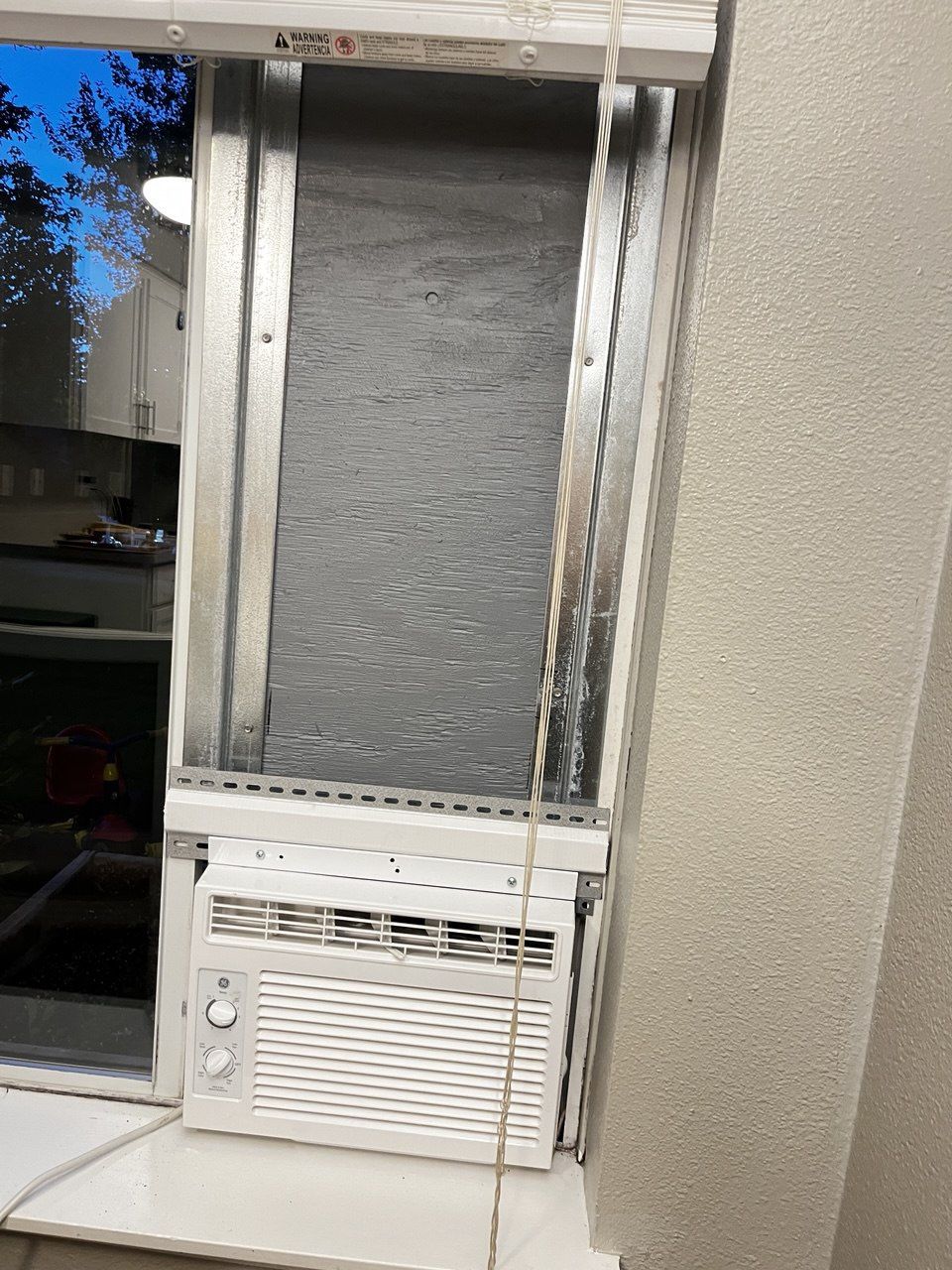 Air conditioner that is mounted in the window