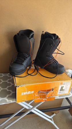 Snowboarding boots