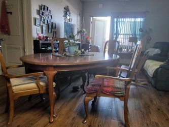 Beautiful table w/chairs