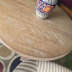 Round table with 4 chairs it can be extended to make room for 6