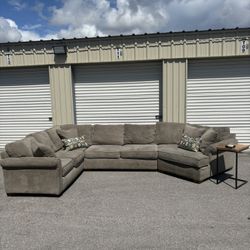 Big Grey Havertys Sectional (FREE DELIVERY) (Retail: 5,000)