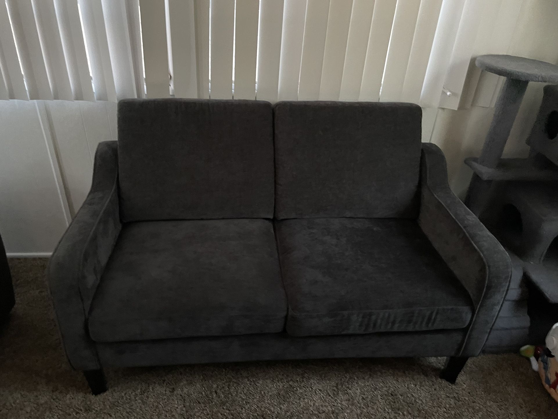 Grey Chenille 2 Seat Couch Pillows Included| Sillon Gris Chenille 2 Asientos Almohadas Incluidas