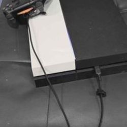 PS4 Comes With Controller And Game
