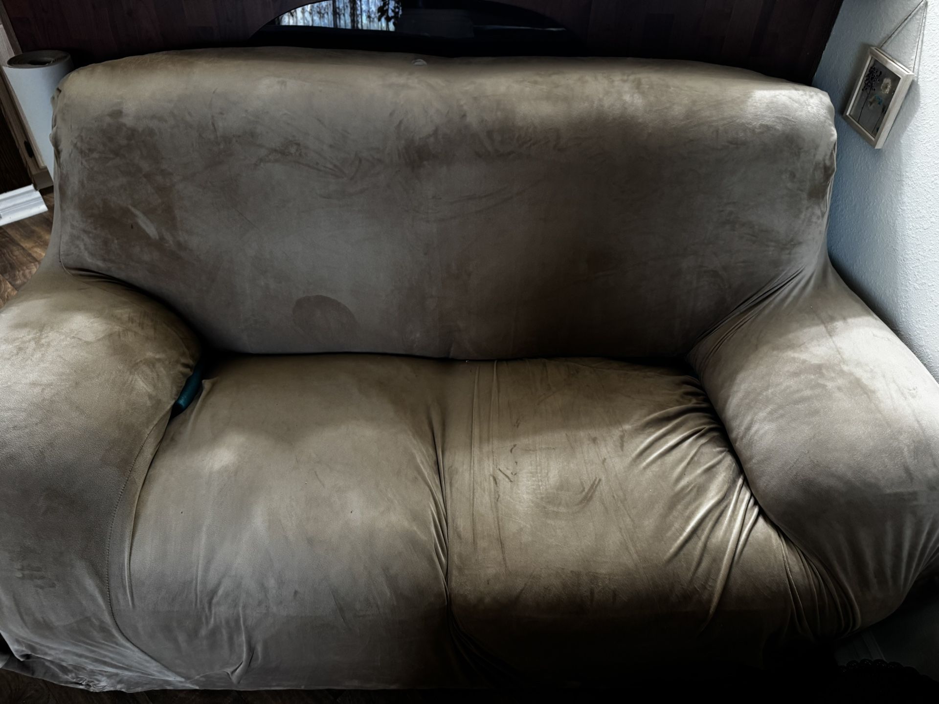 🛋️ Loveseat - Big, Comfy, & Ready for Pickup! 🛋️