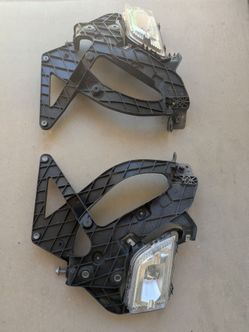 Chevy Silverado OEM fog light assembly with brackets