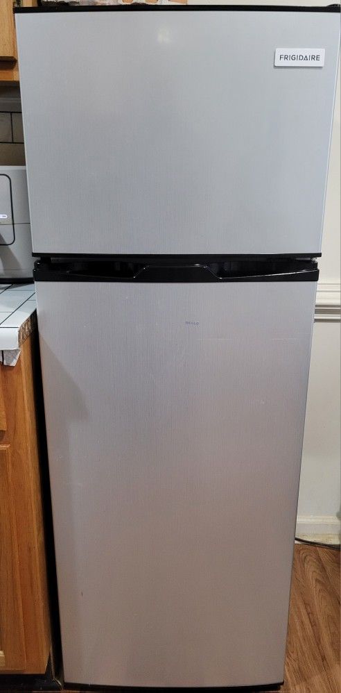 Frigidaire 7.5 Cu. ft. Refrigerator, Platinum Series, Standard Door Style - Stainless Look