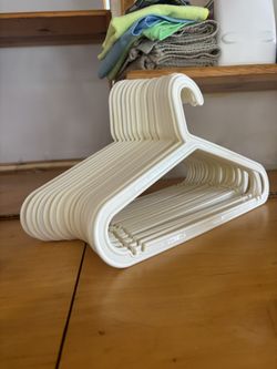 25 White Hangers
